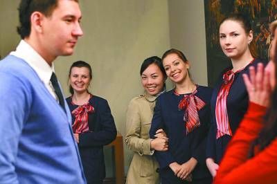 當(dāng)大學(xué)生與機器人共成長 科技浪潮下的禮儀新思